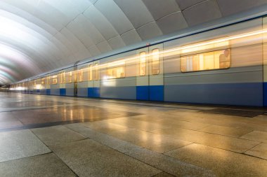 Metro metro treninin bir istasyonunda gelen