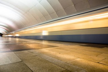 Metro metro treninin bir istasyonunda gelen