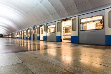 Metro tren platformu