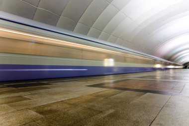 Metro metro treninin bir istasyonunda gelen