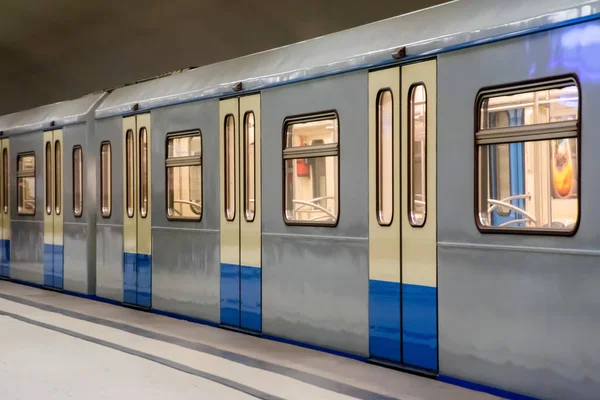 U-Bahn-Zug auf Bahnsteig — Stockfoto