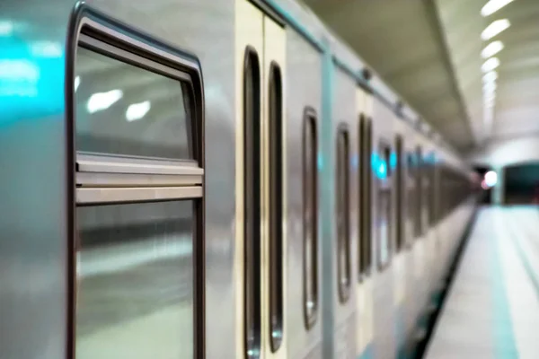 U-Bahn-Zug auf Bahnsteig — Stockfoto