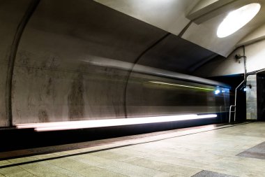 Metro metro treninin bir istasyonunda gelen