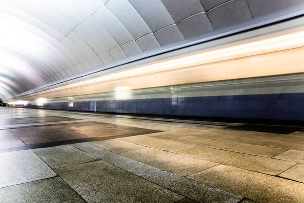 지하철 지하철 기차는 역에 도착 — 스톡 사진