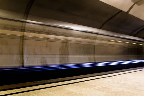 Tren de metro que llega a una estación —  Fotos de Stock