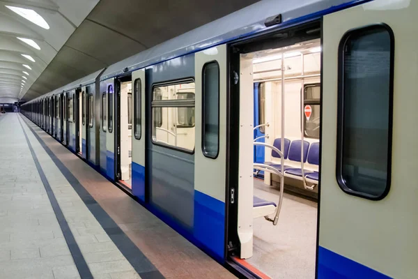 Metro tren platformu