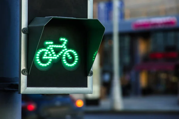 Grünes Licht für Radweg an Ampel Stockbild