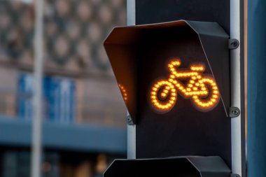 Sarı ışık ampul üzerinde bisiklet lane için