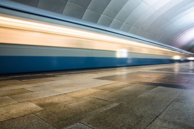 Metro metro treninin bir istasyonunda gelen