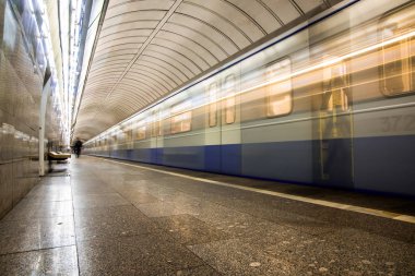 Metro metro treninin bir istasyonunda gelen