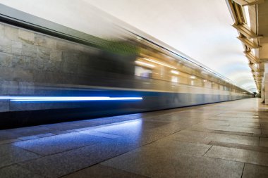 Metro metro treninin bir istasyonunda gelen