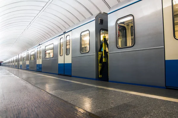 Metro trein op platform — Stockfoto
