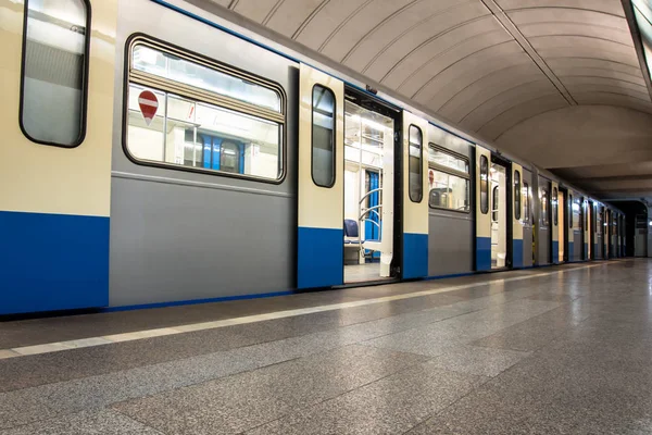 U-Bahn-Zug auf Bahnsteig — Stockfoto
