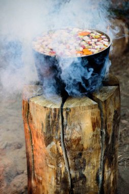 Fin mum üzerinde kazan içinde pişirme