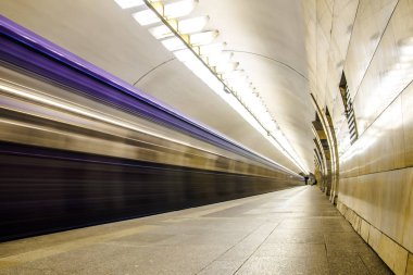 Metro metro treninin bir istasyonunda gelen