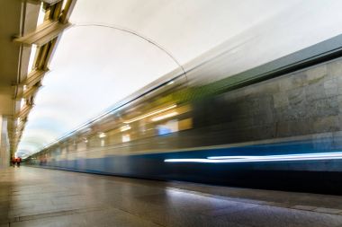 Metro metro treninin bir istasyonunda gelen