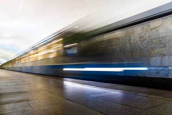 지하철 지하철 기차는 역에 도착 — 스톡 사진