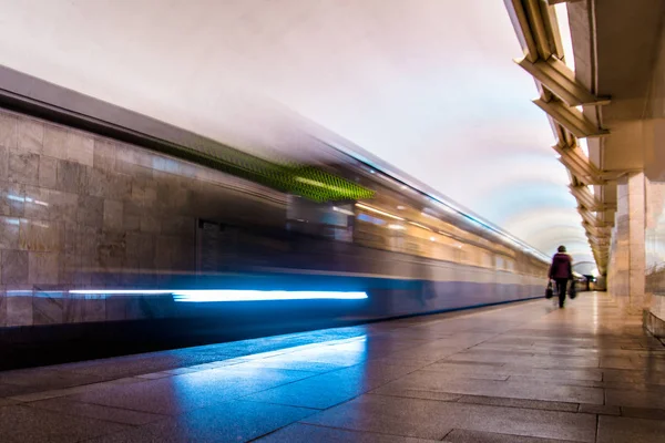 U-Bahn-Zug beim Einfahren in eine Station — Stockfoto