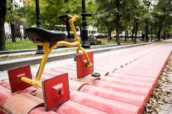 Трицикл для детей с квадратными колесами — стоковое фото