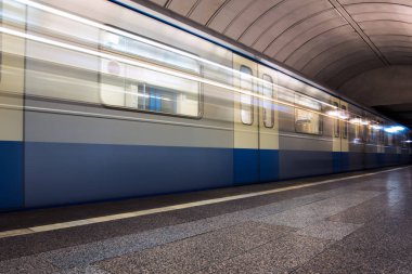 Metro metro treninin bir istasyonunda gelen