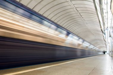 Metro metro treninin bir istasyonunda gelen