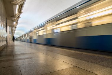 Metro metro treninin bir istasyonunda gelen