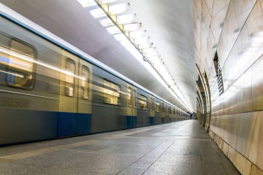 Metro metro treninin bir istasyonunda gelen