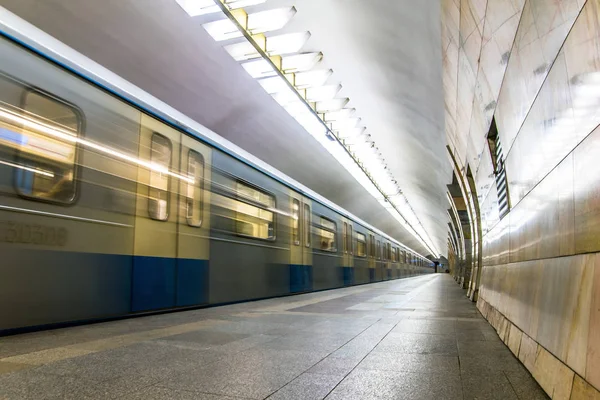 U-Bahn-Zug beim Einfahren in eine Station — Stockfoto