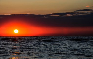 Denizin üzerinde gün batımı