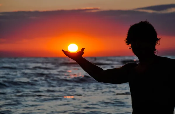 Hombre sosteniendo el sol en su mano — Foto de Stock