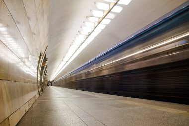 Metro metro treninin bir istasyonunda gelen