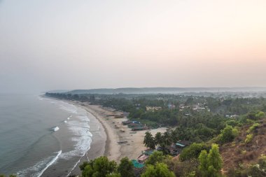 Güzel güneşli sahil şeridi
