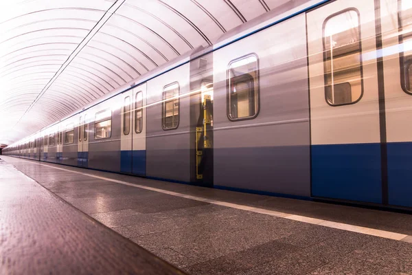 U-Bahn-Zug beim Einfahren in eine Station — Stockfoto