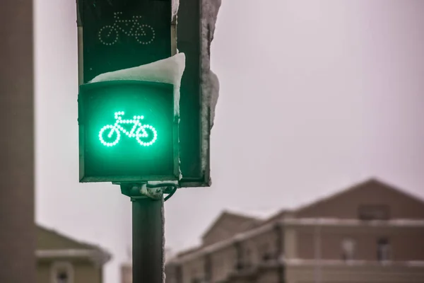Bisiklet şeritli trafik lambası için yeşil ışık — Stok fotoğraf