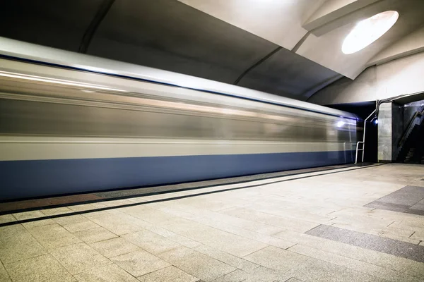 Metro metro treninin bir istasyonunda gelen