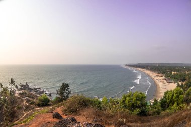 Güzel güneşli sahil şeridi