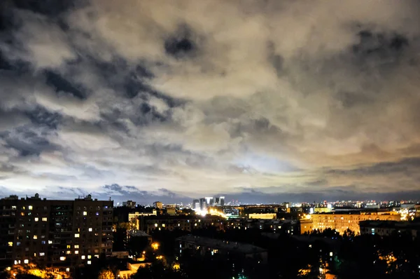 Colorida escena nocturna de ciudad — Foto de Stock