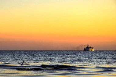 Denizin üzerinde gün batımı