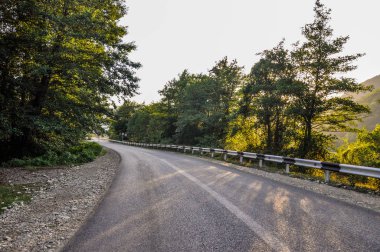 Dağ yolu, yatay, kayalar, güneşli gökyüzü bulutlu