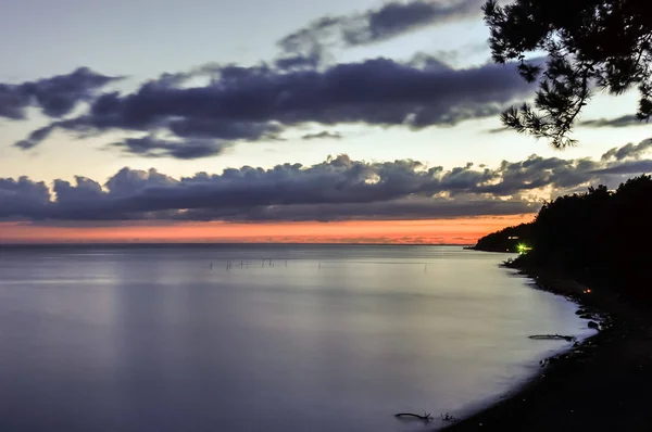 Pôr-do-sol panorâmico sobre a praia oceânica — Fotografia de Stock