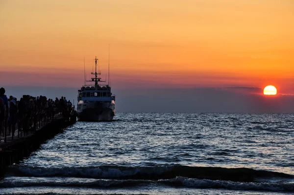 Navio ao pôr do sol — Fotografia de Stock