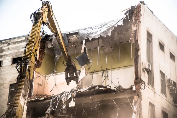 Demolición de edificios con chocadores hidráulicos — Foto de Stock
