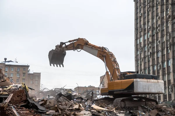 Trituradora hidráulica excavadora que trabaja en un sitio de demolición — Foto de Stock