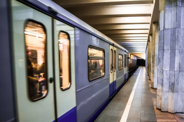 U-Bahn fährt in Bahnhof ein — Stockfoto