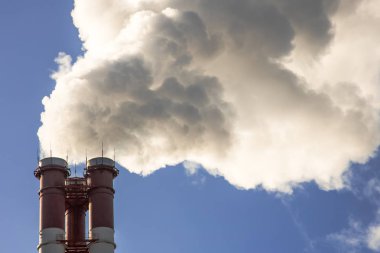 duman boruları dışarı açık mavi gökyüzüne, ekoloji sorunları geliyor