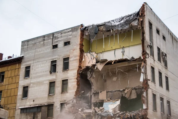 Demolición de un edificio con fragmento de suelo. Estructura destruida, pisos rotos . — Foto de Stock