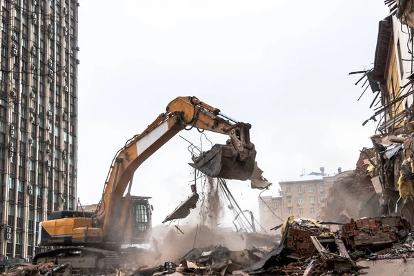 Trituradora hidráulica excavadora que trabaja en un sitio de demolición — Foto de Stock