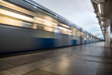 Metro tren istasyonunda gelen hareket
