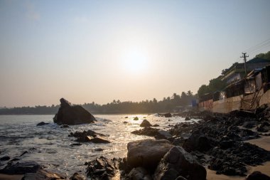 sabah gündoğumu kayalık deniz sahilde