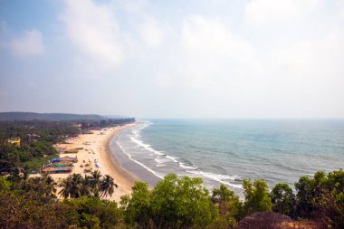 Güzel güneşli sahil şeridi